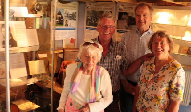 <p pstyle="PLAT">V.l.n.r. Truus Appel, haar zoon Antoon, Jan de Bruin en Ina Broekhuizen.</p>