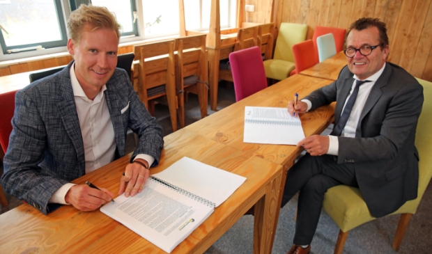 <p>Namens de gemeente ondertekent wethouder John Does (r), vanuit Pro6 Vastgoed ondertekent Bas Verlaan.</p>