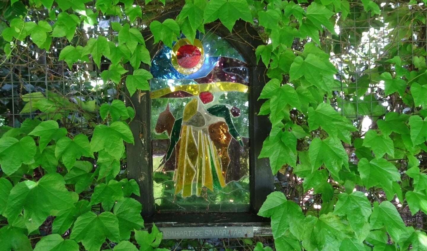 Een van de Bijbelse voorstellingen in gekleurd glas: De Barmhartige Samaritaan', gemaakt door Jeroen Dijkhuizen 