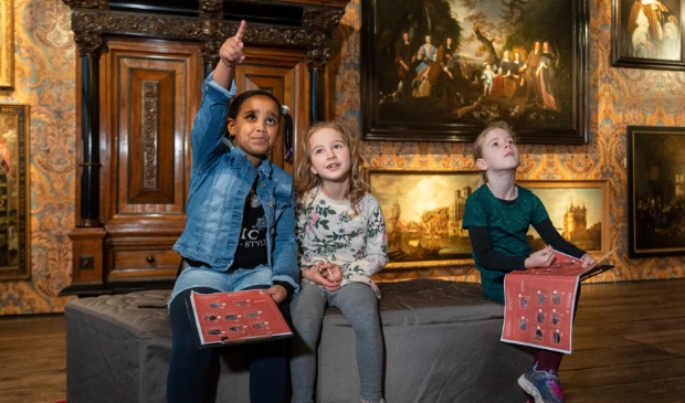 <p>Kinderen leren spelenderwijs in het museum.</p>