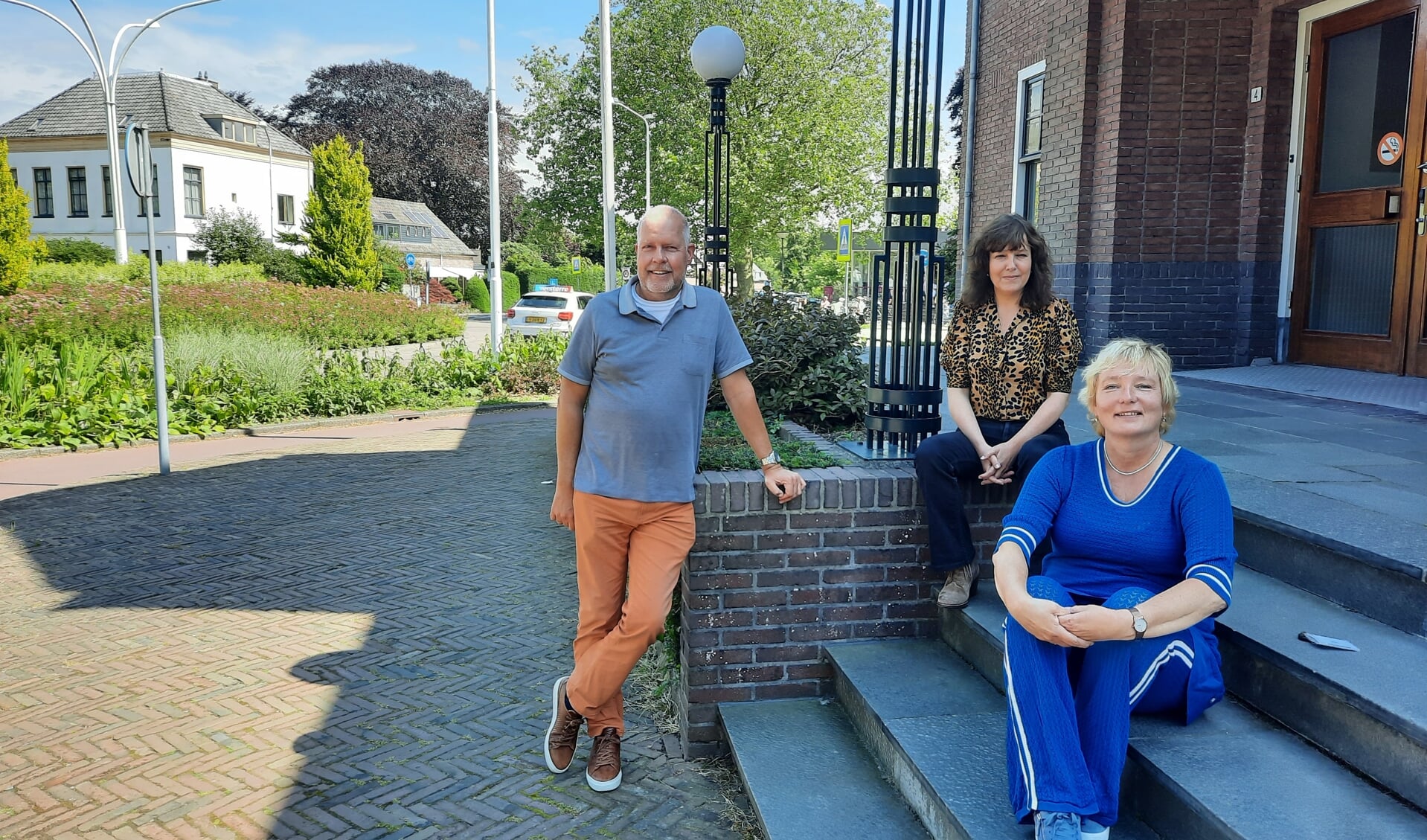 Van links naar rechts Hessel Hiemstra, Pauline Wittebol en Gerda Beekman op de stoep van het gemeentehuis.