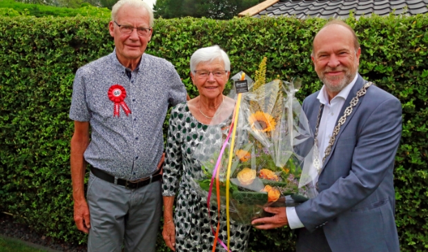 <p>Burgemeester Bert Blase bezocht het paar op hun trouwdag om ze te feliciteren. </p>