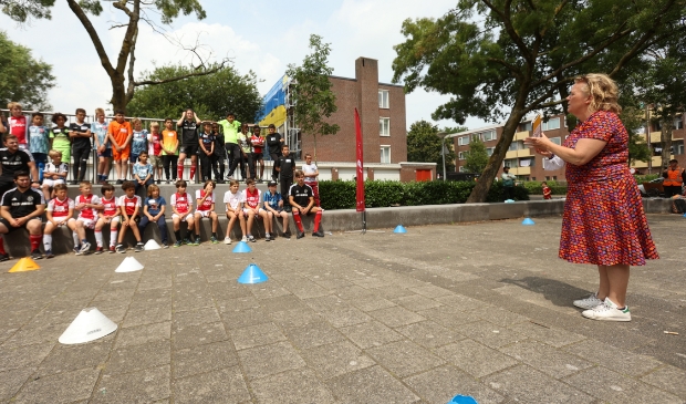 <p>Esther Lagendijk bij de voetbalclinic van de Ajax Foundation. </p>