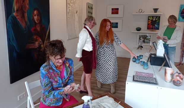 Enkele van de kunstenaars en initiatiefnemers in de pop-up store