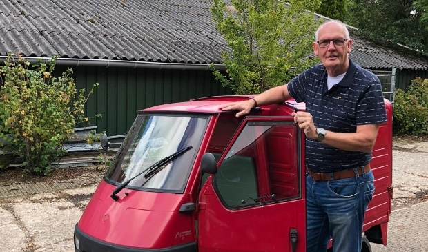 <p>René Verhoogt bij de boodschappenkar. Deze komt voor het eerst op 11 september te staan op de parkeerplaats van winkelcentrum Makado. </p>