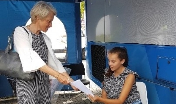 <p>In de prikbus in Volendam overhandigde burgemeester Lieke Sievers het eerste vaccinatiebewijs. </p>