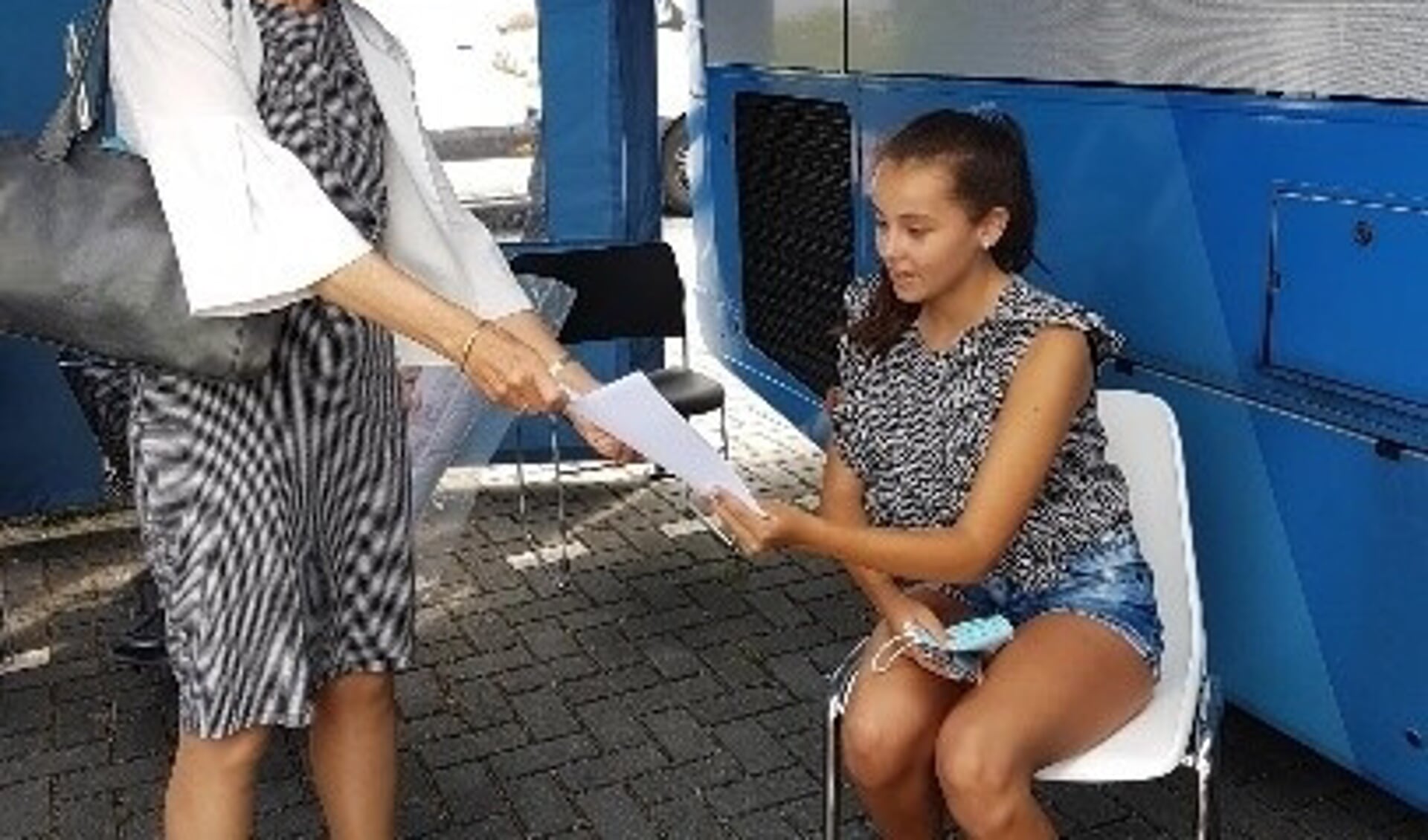 In de prikbus in Volendam overhandigde burgemeester Lieke Sievers het eerste vaccinatiebewijs. 