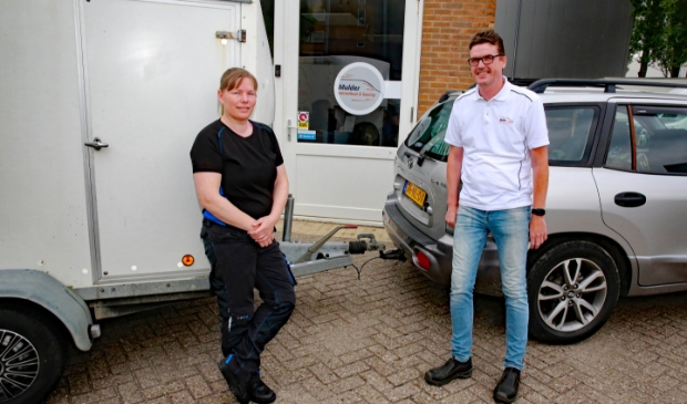 <p>Inge Harmsen is blij met de aanhangwagen, beschikbaar gesteld door Peter Mulder.</p>