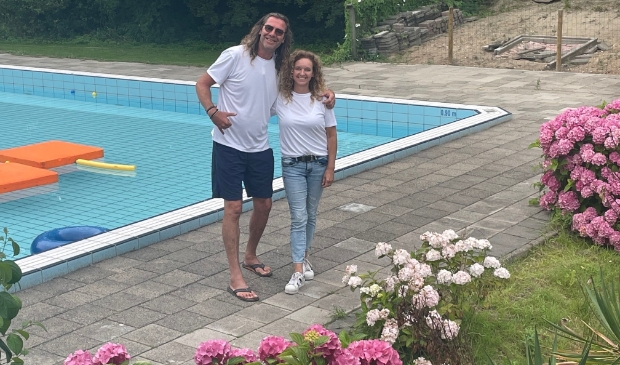 <p>Badmeester Richard en Sandra Krougman van Holland Sport.</p>