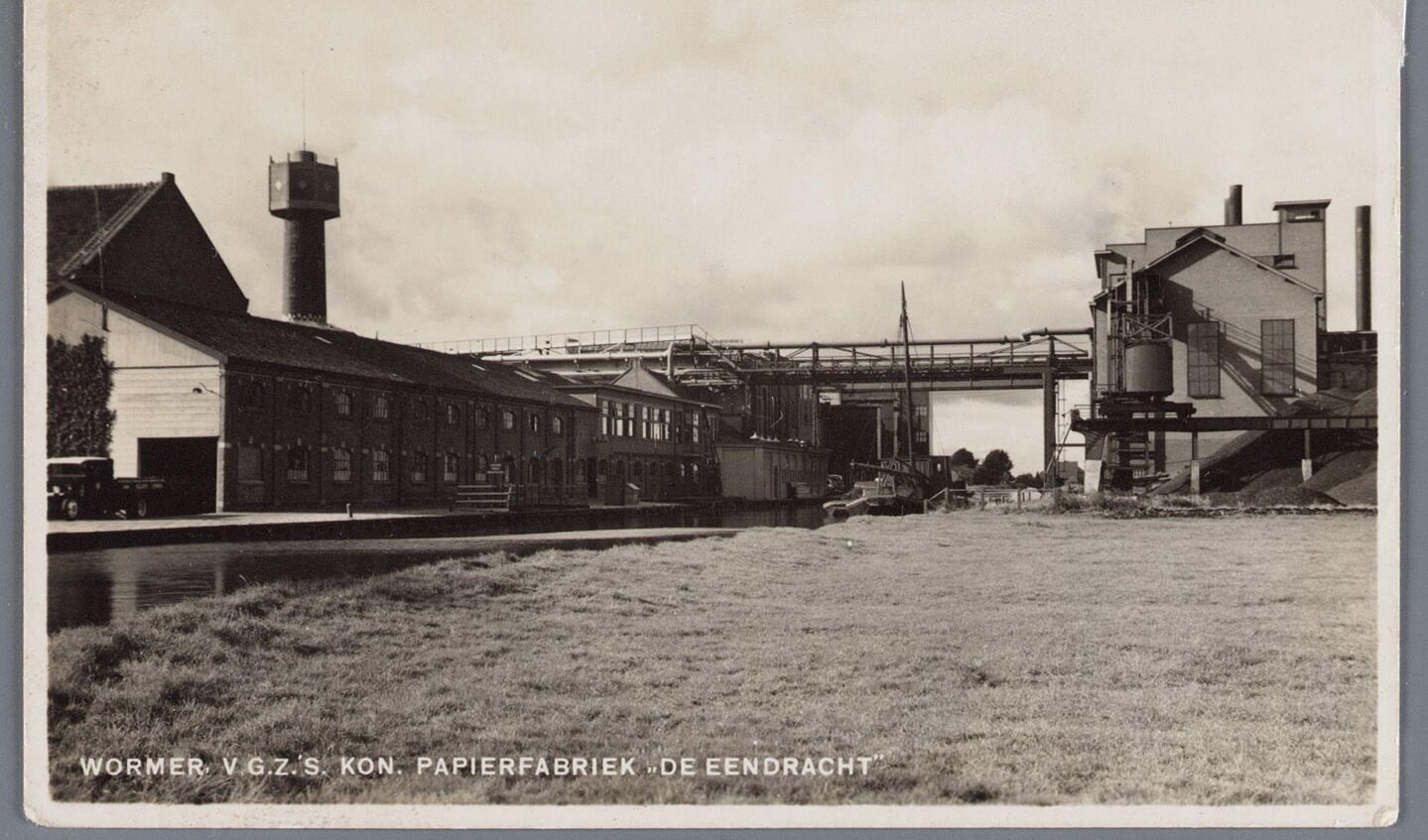 Papierfabriek Van Gelder Zonen met rechts het ketelhuis, ca 1935. 