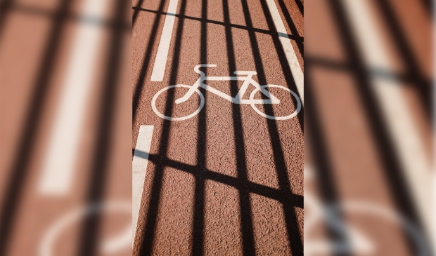 <p> De fietsoversteekplaatsen op de rijbaan worden aangepakt en rood gemaakt. </p>