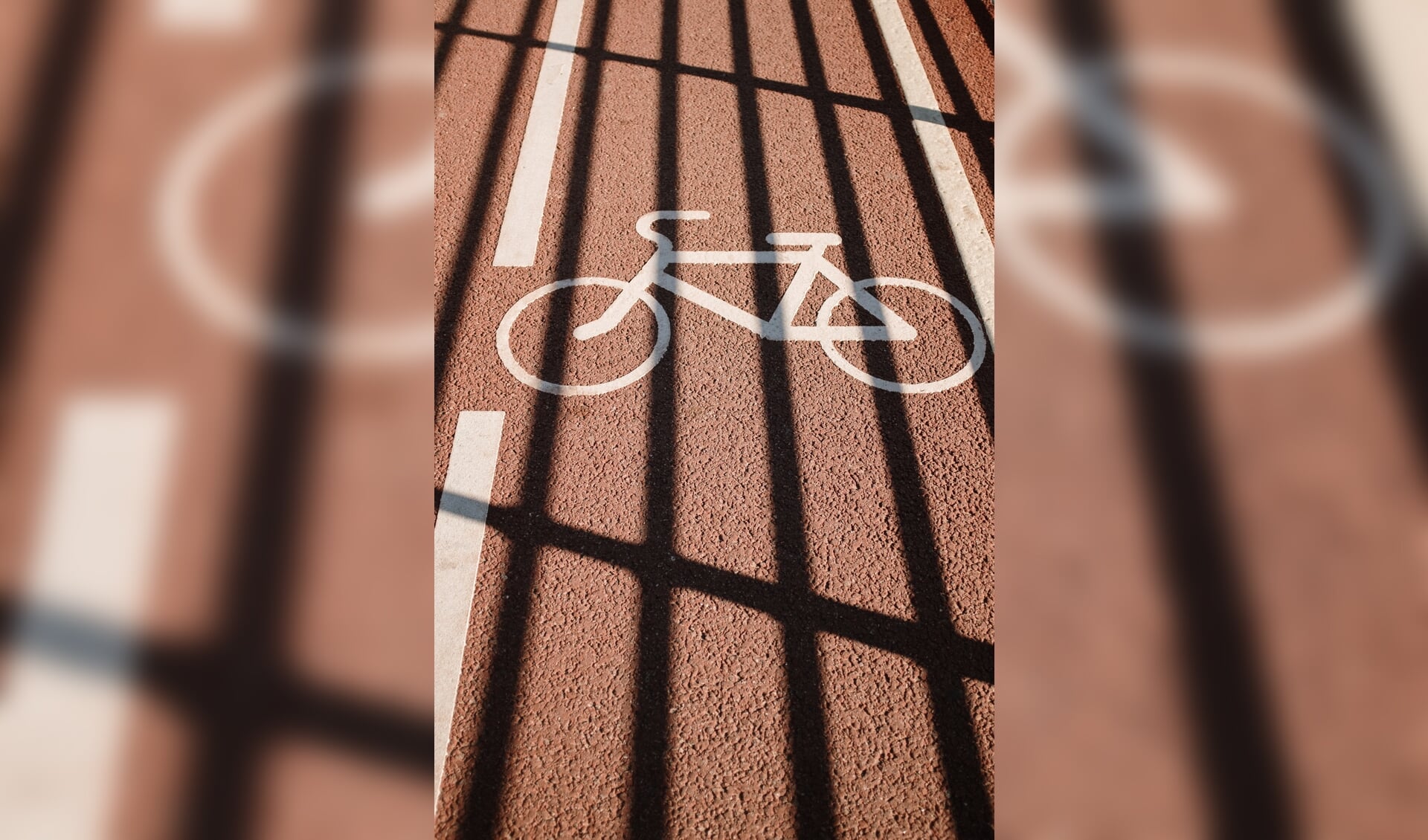  De fietsoversteekplaatsen op de rijbaan worden aangepakt en rood gemaakt. 