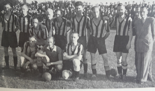 <p>Een historische foto van een van de teams.</p>