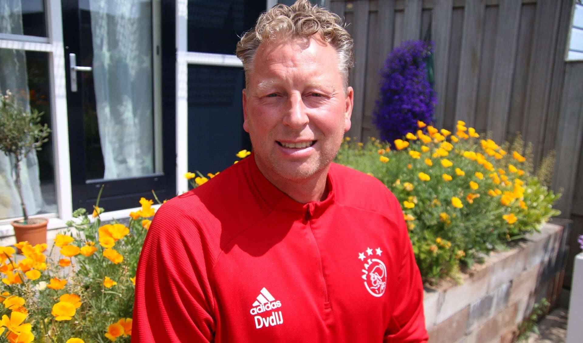 Nu John Heitinga doorstroomt naar Jong Ajax, heeft Dennis van den IJssel een nieuwe functie bij de Amsterdammers. Hij is nu de hoofdcoach geworden van Ajax O16.
