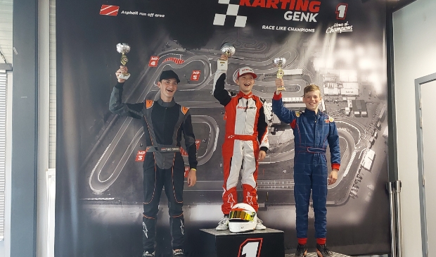 <p pstyle="PLAT">Heilooër karter Lucas Koppes kan zijn geluk niet op. Eerste podiumplaats op een buitenbaan is een feit</p>