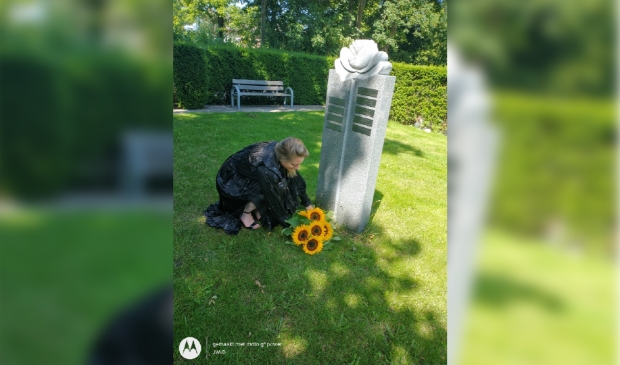 <p pstyle="PLAT">(Wethouder Rosemarijn Dral legt bloemen neer.</p>