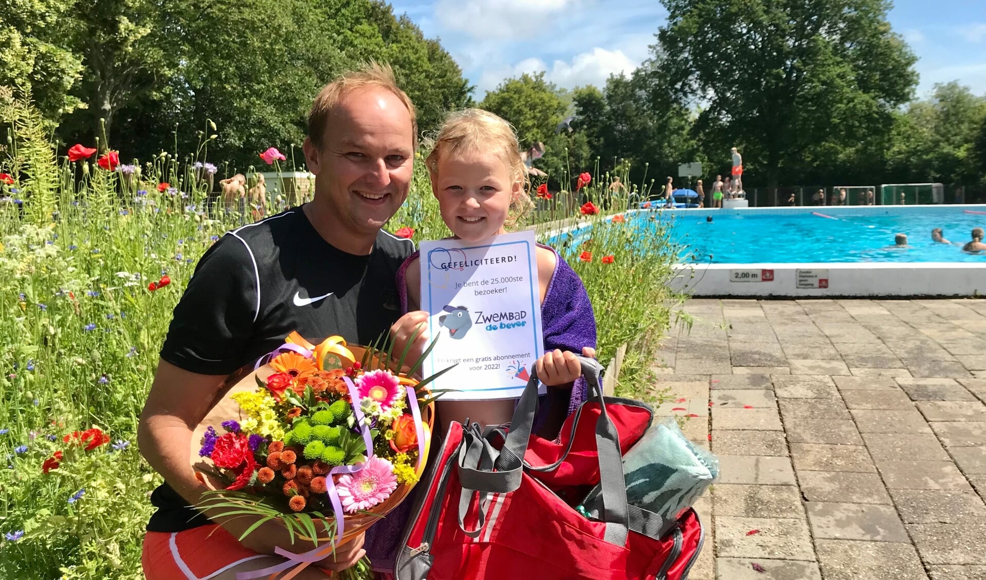 De 7-jarige Jetske Veldt kwam vrijdagmiddag zwemmen met haar vader. 