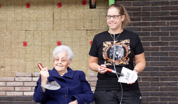 <p>Bewoners mevrouw Groot en mevrouw Mol legden samen de eerste stenen van het nieuwe Gezinspaviljoen </p>