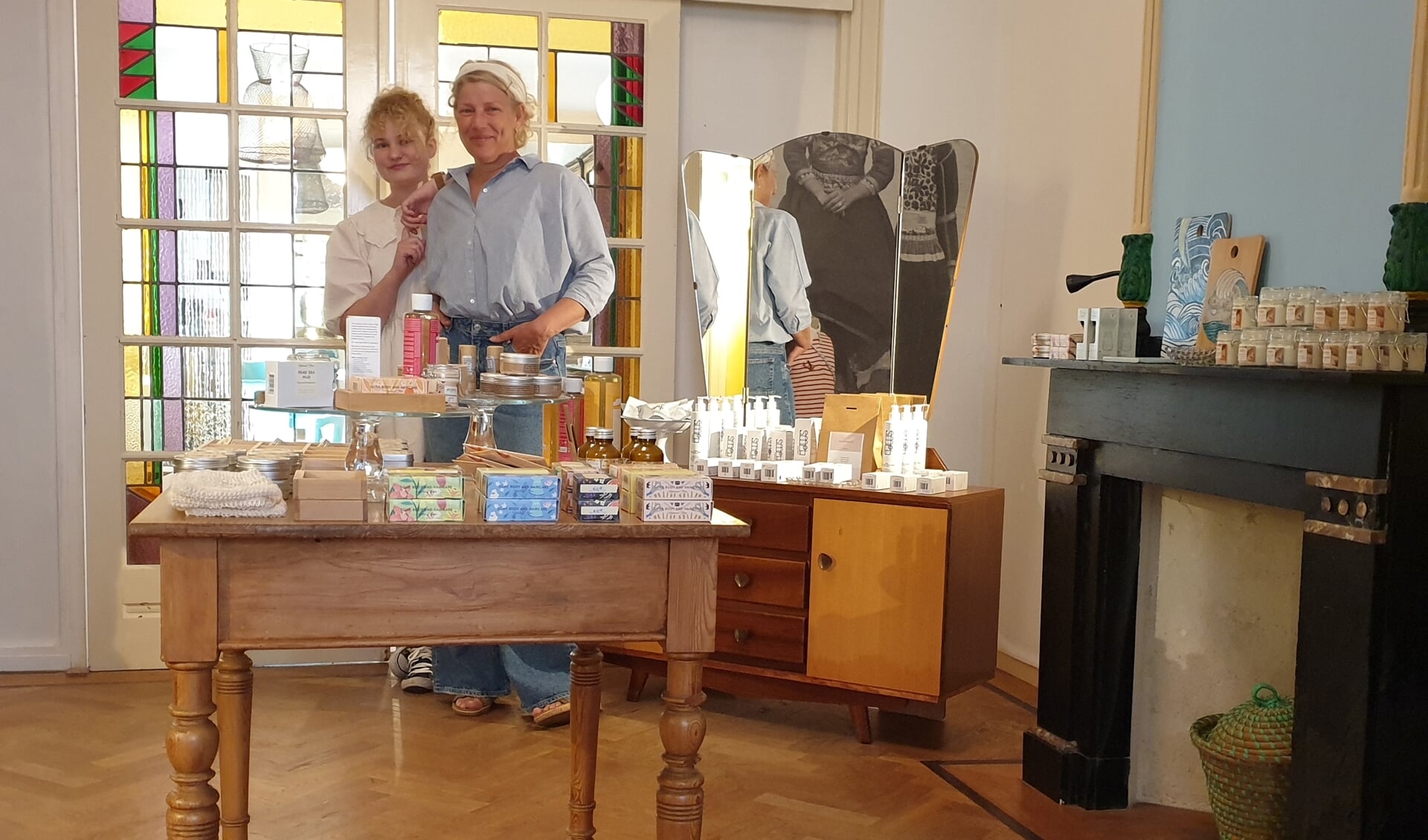 Jacqueline Klouwers en dochter Jasmijn van der Klei in de winkel in wording: Pluim opent vrijdag 30 juli haar deuren.