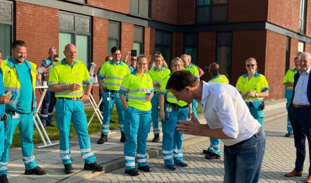 <p>Oostzaners helpen!</p>