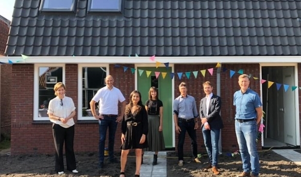 <p>Wethouder Songül Mutluer met een aantal partners van het project. </p>