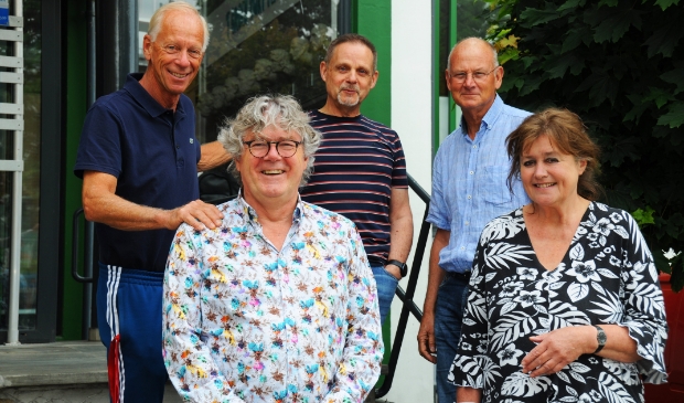 Achter Harm Hakkoer en Anne de Koning staan Jan Geleynse, Harry Dormans en Nico Minnaard.