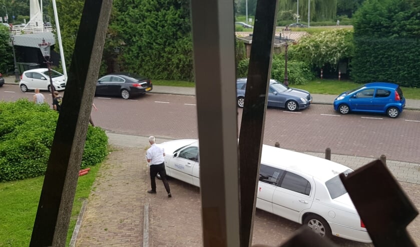 De dames werden gebracht in de witte limousine.