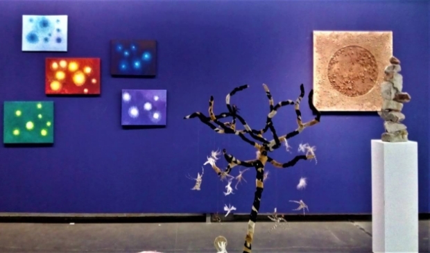 <p>De expositie toont onderzoek naar waar levensenergie vandaan komt.</p>