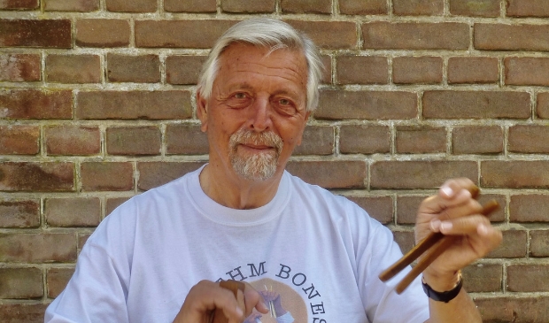 <p>Hans Weehuizen speelt bones. </p>