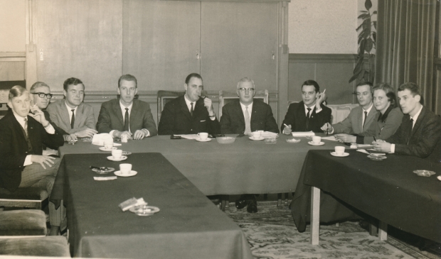 <p>Jongerenparlement in de trouwzaal oktober 1966. Geheel links Bert Heuvelman.</p>