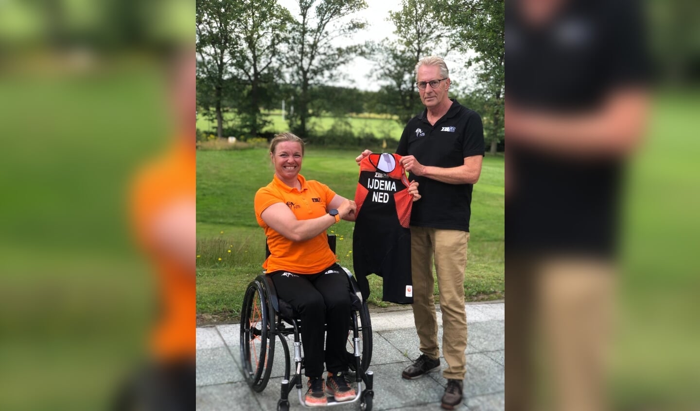 Margret IJdema krijgt haar wedstrijdpak voor de Paralympische Spelen uitgereikt.