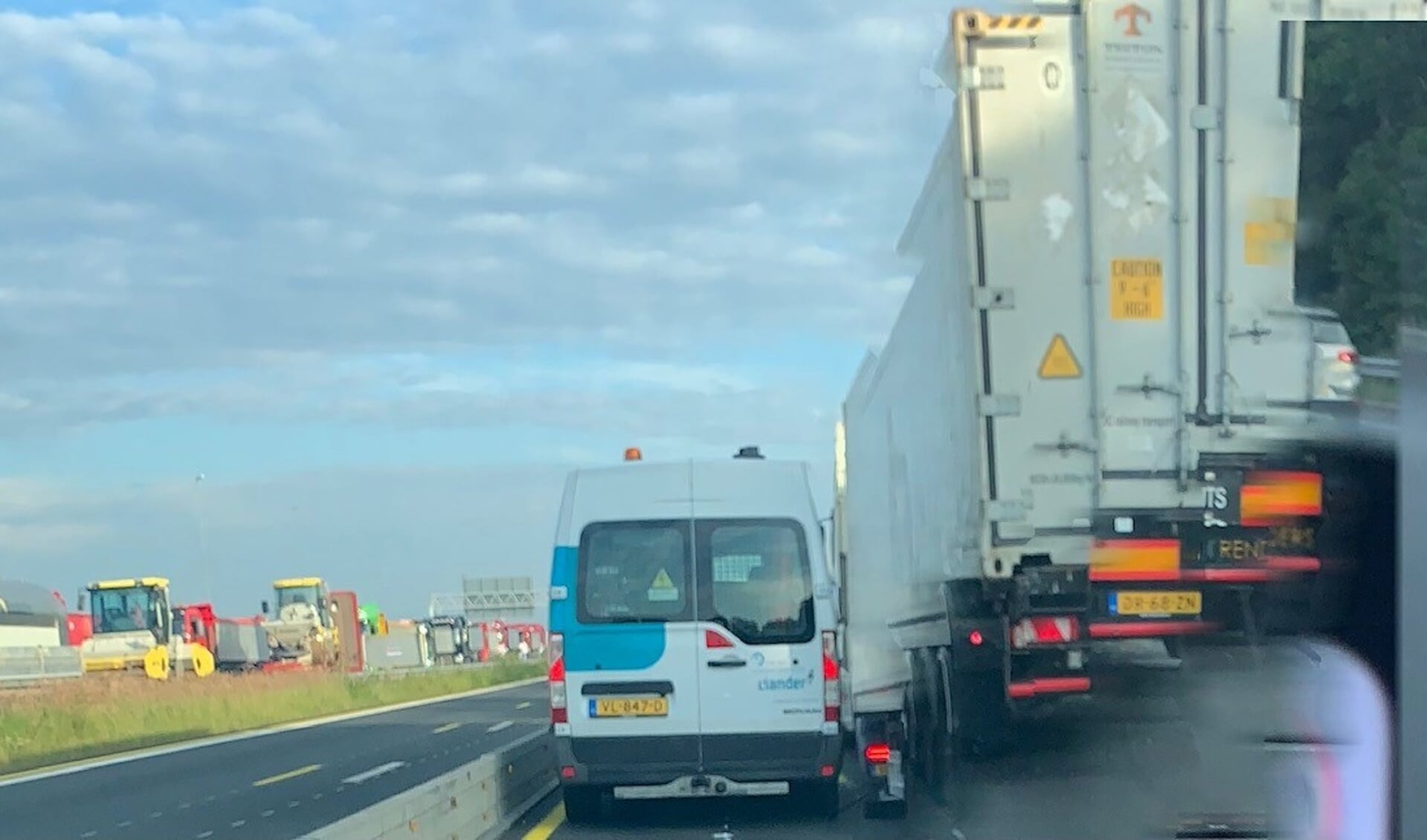 Krankzinnige inhaalmanoeuvres tijdens wegwerkzaamheden op de A9