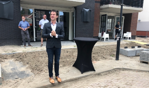<p>Wethouder Jelle Beemsterboer is blij dat de ornamenten weer geplaatst zijn.</p>
