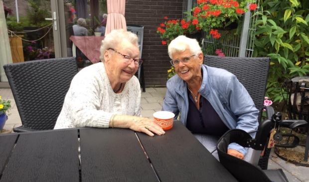 <p pstyle="PLAT">Twee bewoonsters van woonzorgcentrum Hugo-Waard genieten samen van een ijsje van Gouden Dagen Heerhugowaard.</p>