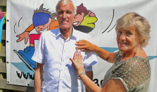 <p>Piet Pater met de onderscheiding die zijn vrouw heeft opgespeld.</p>