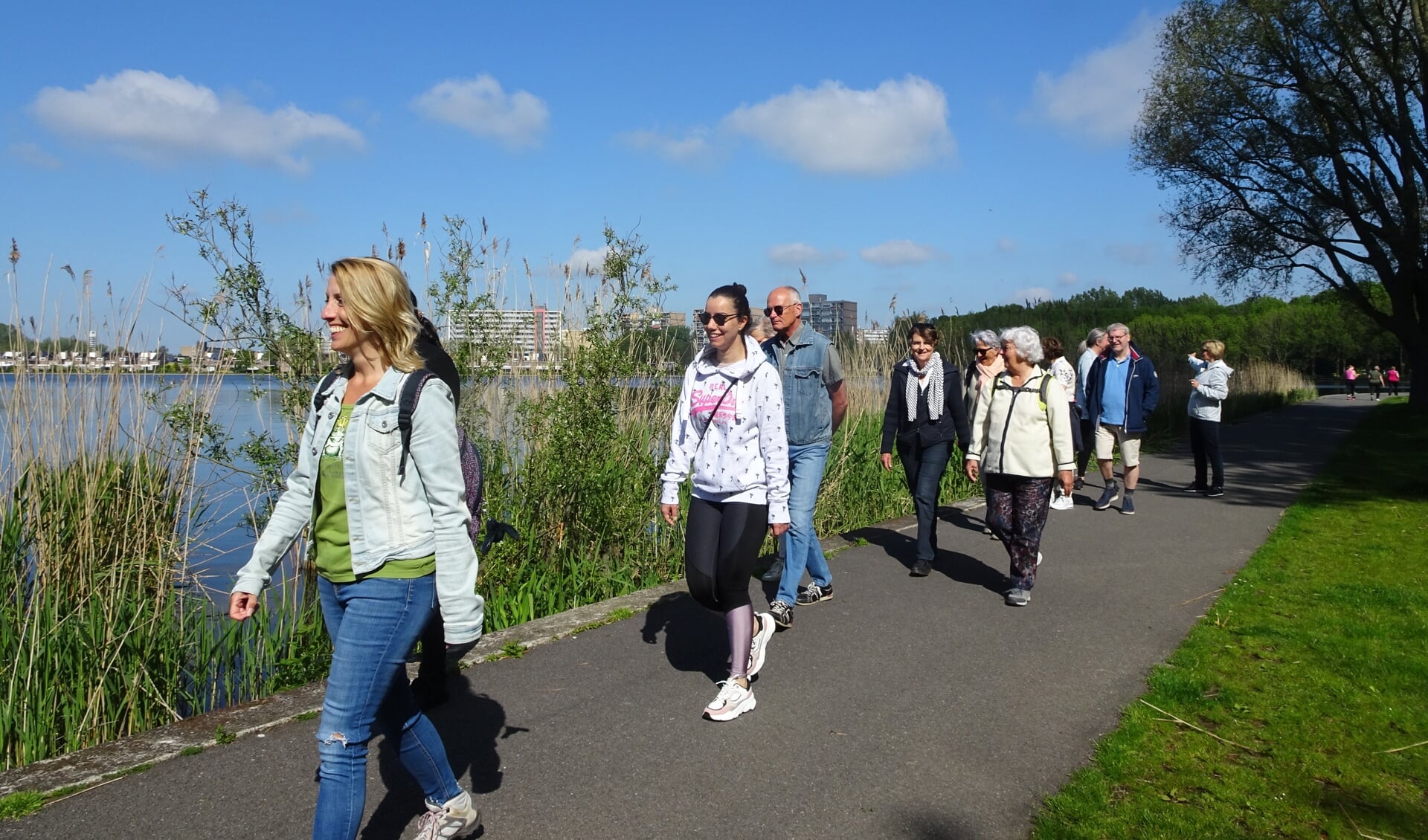 Een wandelgroep van Gezond Natuur Wandelen vertrekt elke zaterdagochtend vanaf Bezoekerscentrum De Veenweiden. 