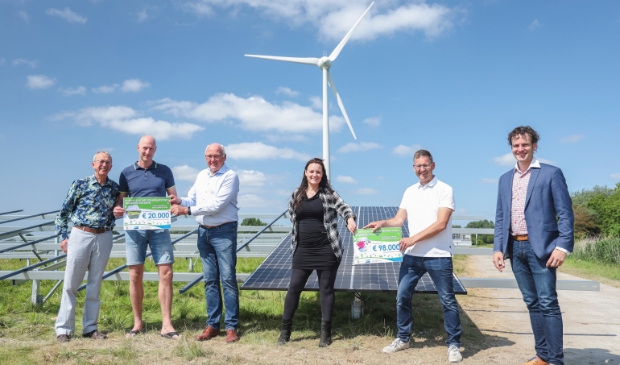 <p>Wethouder Jelle Beemsterboer (r) ontving de bijdrage en gaf deze door aan Henk van Zanten en Jolijn van Dijk van de Schager Uitdaging. </p>
