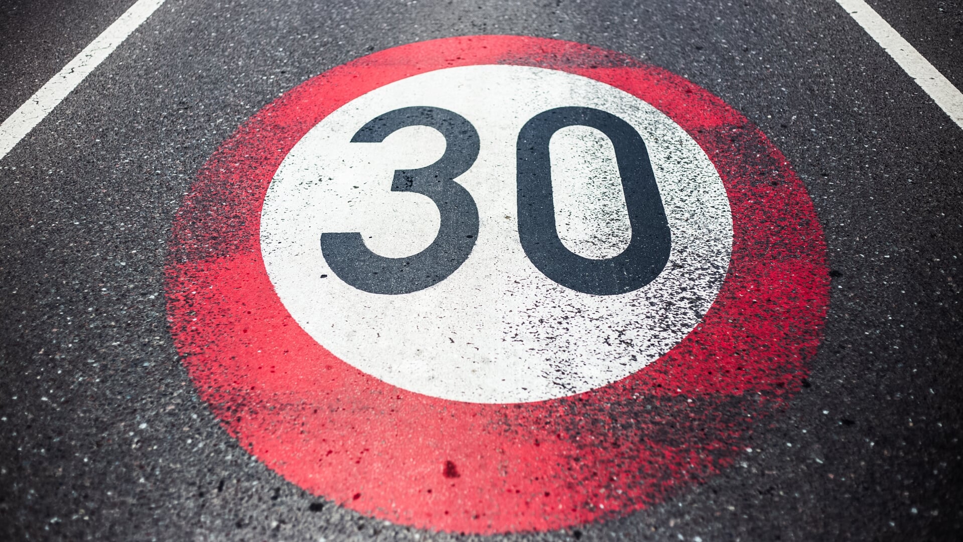 De nieuwe snelheid van 30 km/u geldt vanaf vrijdag op 80 procent van alle wegen in de stad.  