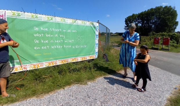 <p>Douaa van zes jaar liet zien dat een gedicht uit woorden én tekeningen kan bestaan. Haar gedicht werd groot afgedrukt op een doek en hangt aan straat Poelenburg aan het bouwhek. </p>