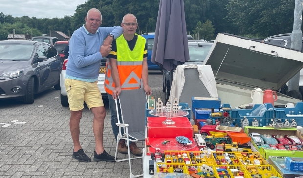 <p>Organisatoren Flip Kos en Ed van der Pol op de kofferbakmarkt bij de Donkere Duinen. </p>