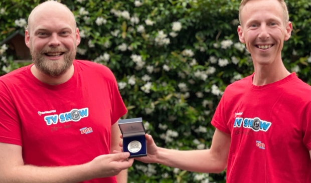 <p>Stefan de Graaf (l) wordt de nieuwe voorzitter van Stichting Vakantiespel. Hij neemt het stokje over van Robbert Zantingh.</p>