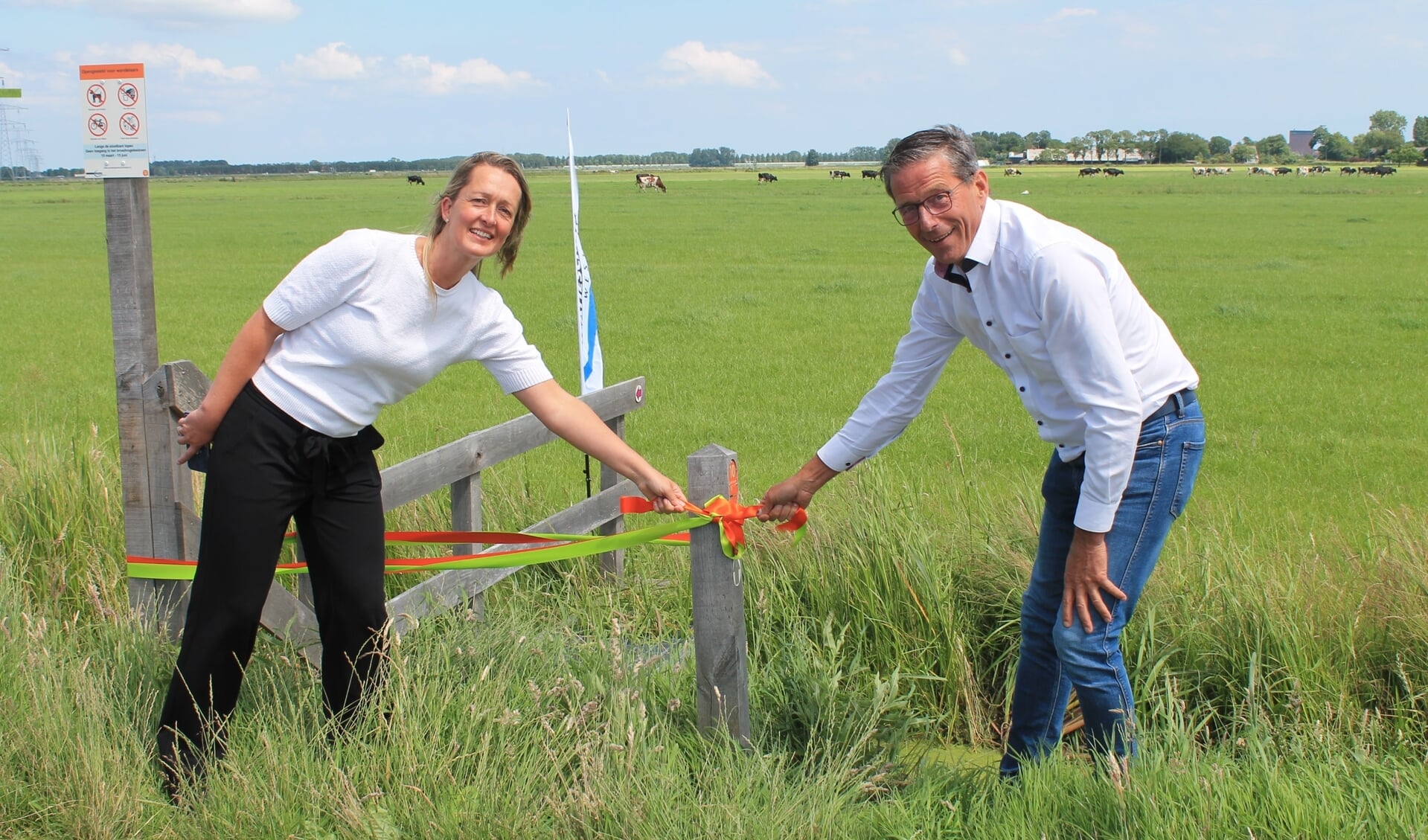 Wethouder Van Dolder van Koggenland en Nico Slagter bij de officiële opening van het boerenlandpad. 
