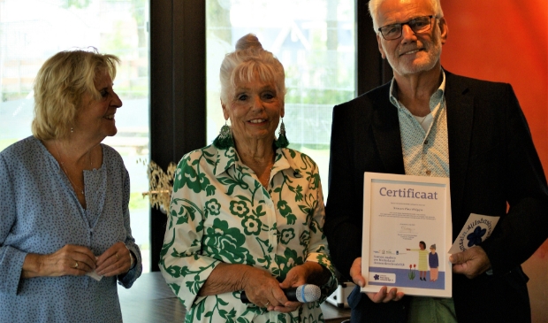 <p pstyle="PLAT">Frank Bonsel (WPW) ontvangt vol trots het certificaat uit handen van Nel van Ockenburg en Anneke Rensing van Netwerk Dementie NHN / Alzheimer Nederland.</p>