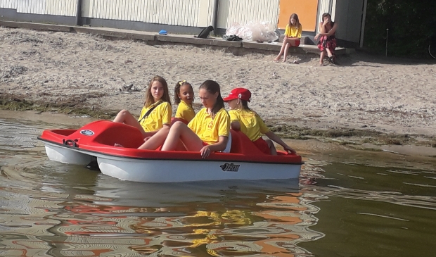 <p>Jeugdleden Reddingsbrigade Enkhuizen vermaken zich met nieuwe waterfiets.</p>
