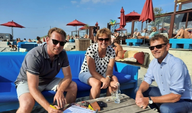 <p>Burgemeester Smit (rechts) en vertegenwoordigers van de Reddingsbrigade Wijk aan Zee ondertekenen de overeenkomst.</p>