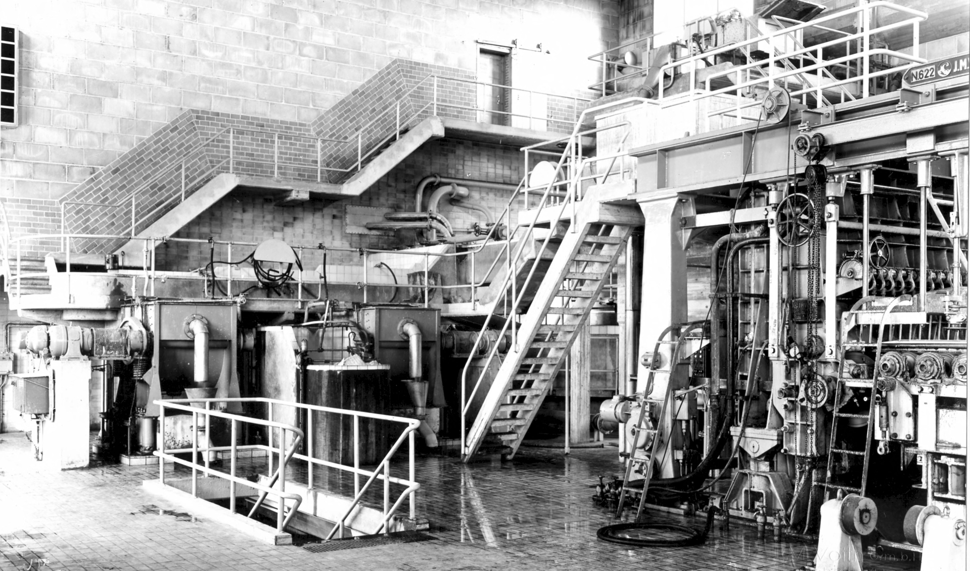 Oplevering van de nieuwe papiermachine PM 11 in 1952. 