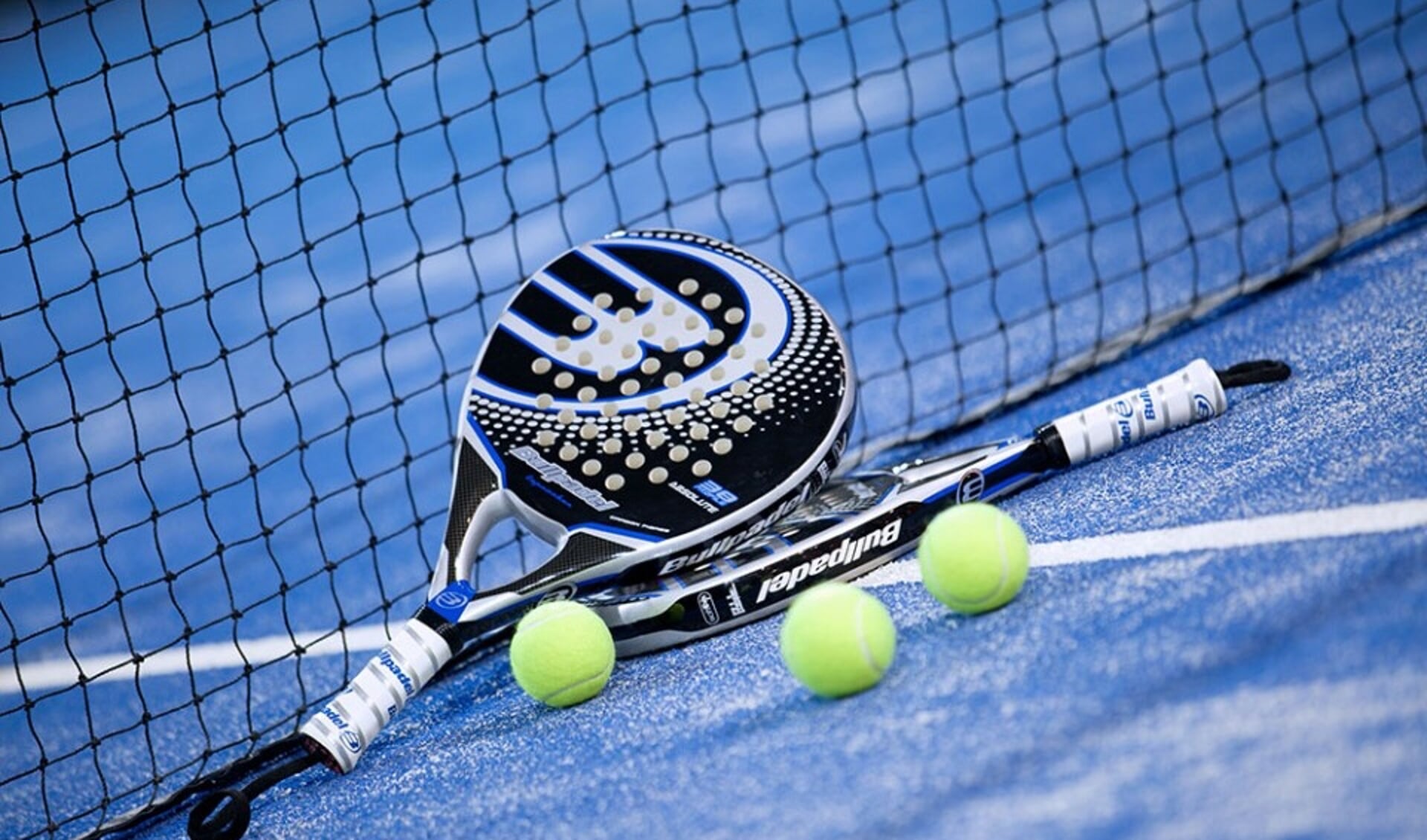 Padellen is een combinatie van tennis, squash en beachball.