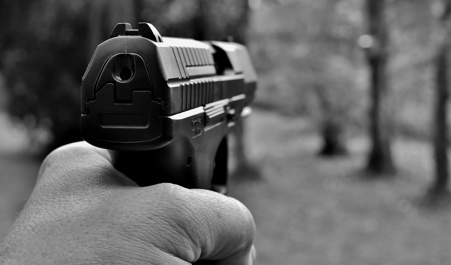 De gemeente Amsterdam maak zich zorgen over incidenten met wapens waar jongeren bij betrokken zijn.