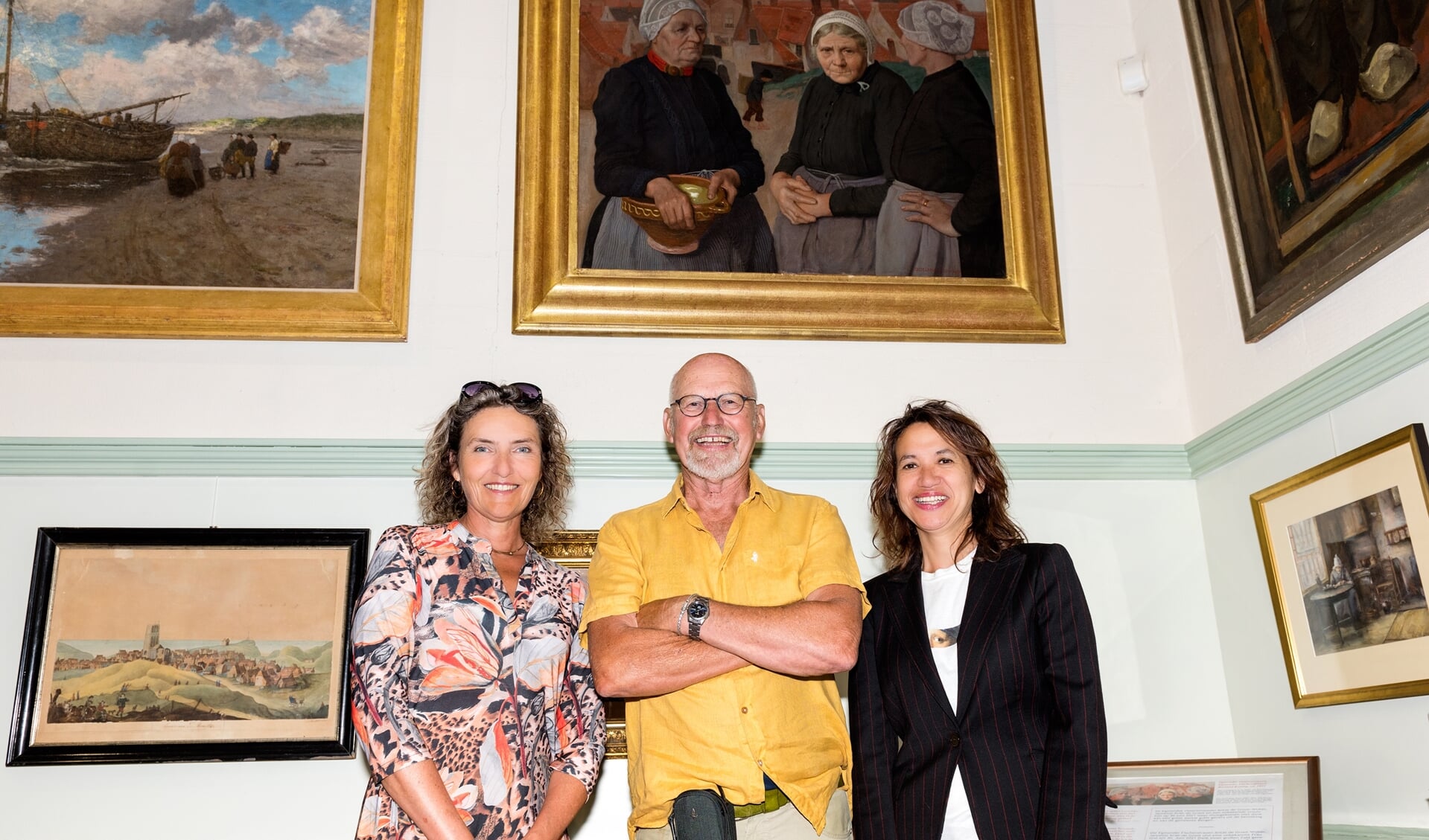 De Parel aan Zee, met links Andrea Rijtema en rechts Marieke Sibarani, en geschiedschrijver Gerjan Zwaan, twee van de vele sponsoren van het prachtige doek 'Egmondse vissersvrouwen'
