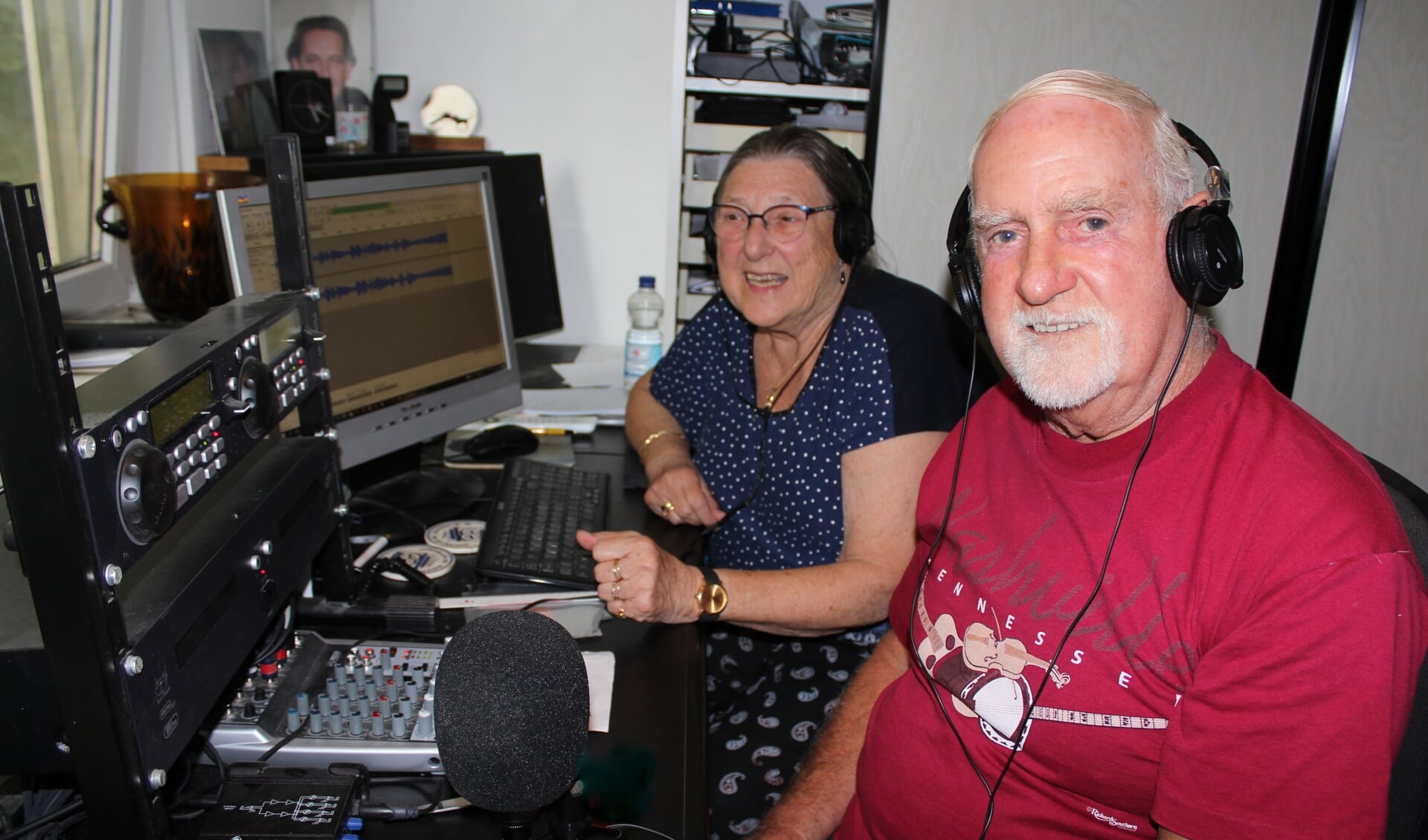 Hans en Janny van Dam in hun huisstudio. Het echtpaar viert deze week de 700e uitzending van hun programma 'Greenheart Country'. Woensdagavond is de uitzending bij Studio Alphen.